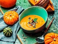 Крем супа от тиква с портокалови корички, къри и сметана - снимка на рецептата